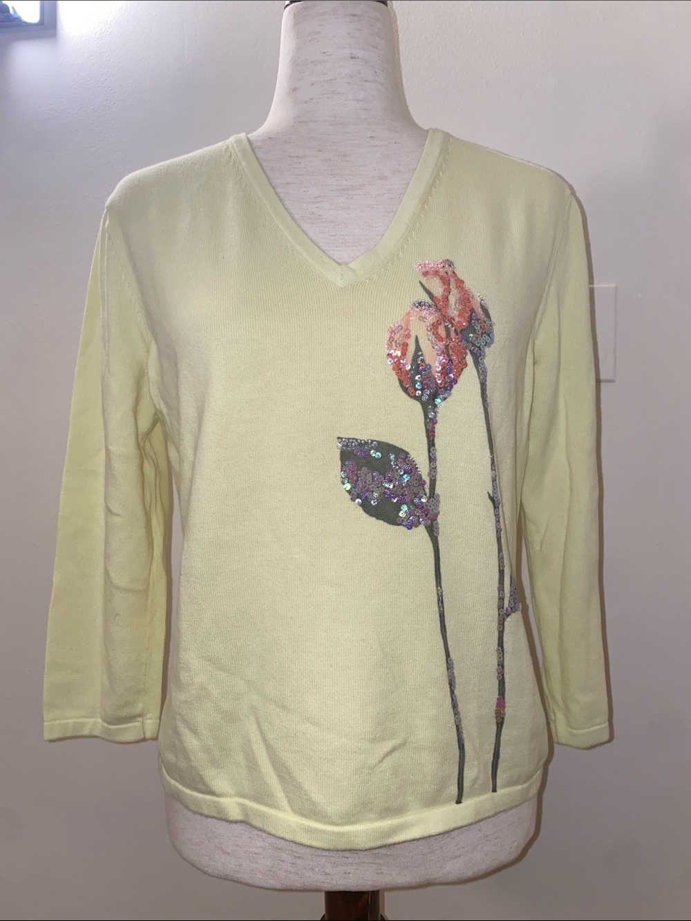 Mendocino Pale Yellow V‑Neck Sweater with Sequin Rose Stem
